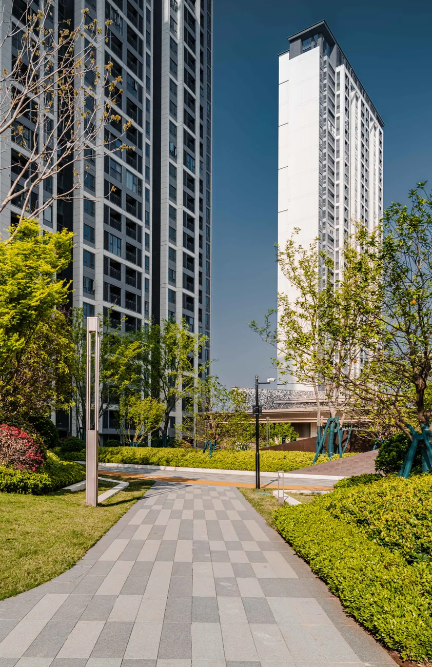 Detail Architecture Exterior With Landscaping Photo Number 11