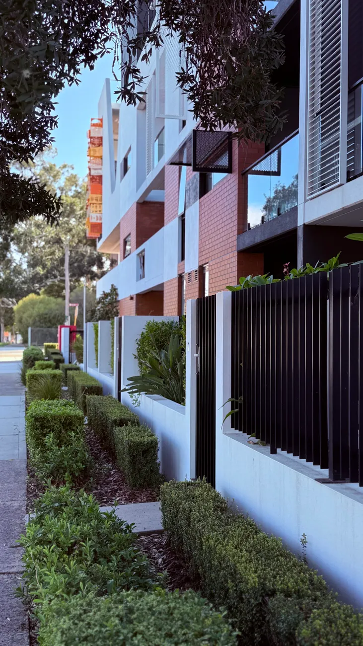 Detail Architecture Exterior With Landscaping Photo Number 12
