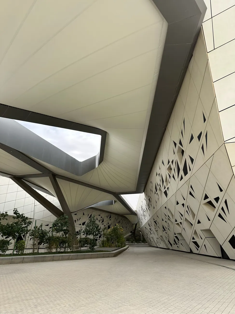 Detail Architecture Exterior With Landscaping Photo Number 20