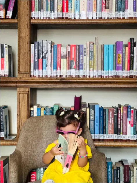Detail Kids Reading In Library Photo Number 12
