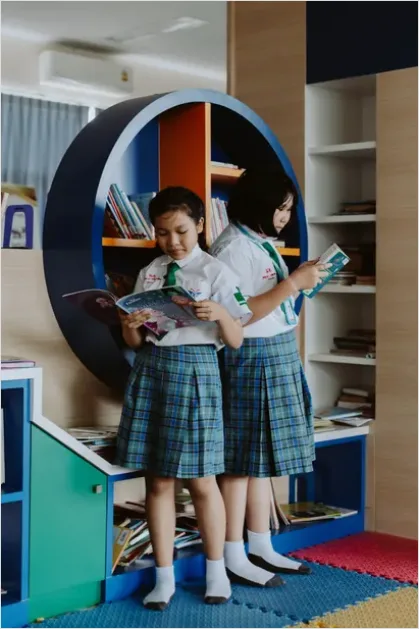 Detail Kids Reading In Library Photo Number 14