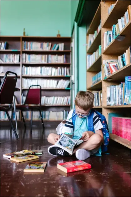 Detail Kids Reading In Library Photo Number 4