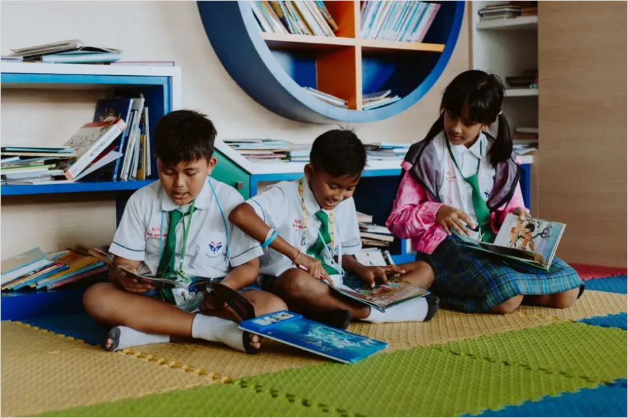Detail Kids Reading In Library Photo Number 9