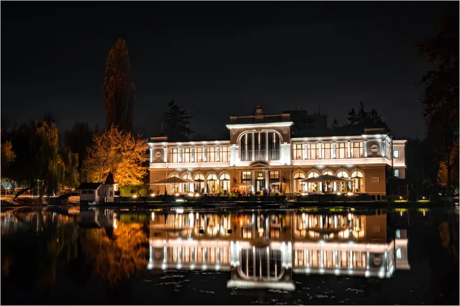 Detail Luxury Mansion Exterior Night Photo Number 2