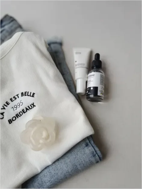 Detail Minimal Capsule Wardrobe Flat Lay Number 6