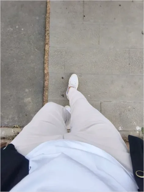 Detail Minimal Sneakers Outfit Photo Number 2