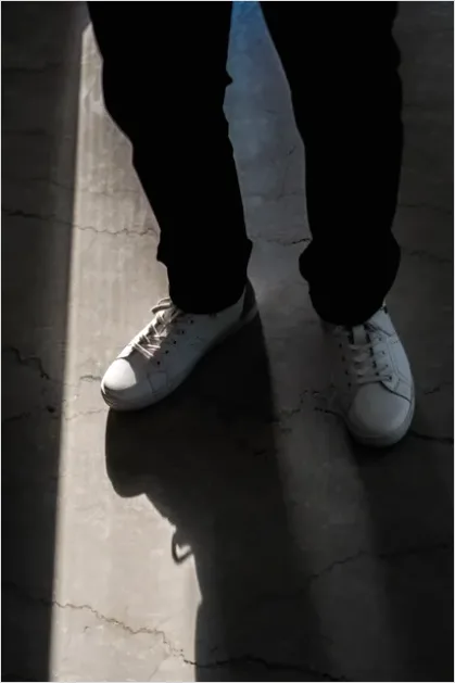 Detail Minimal Sneakers Outfit Photo Number 5
