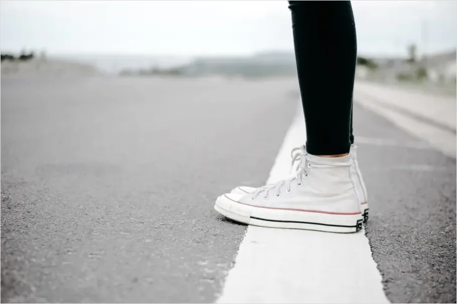 Detail Minimal Sneakers Outfit Photo Number 8