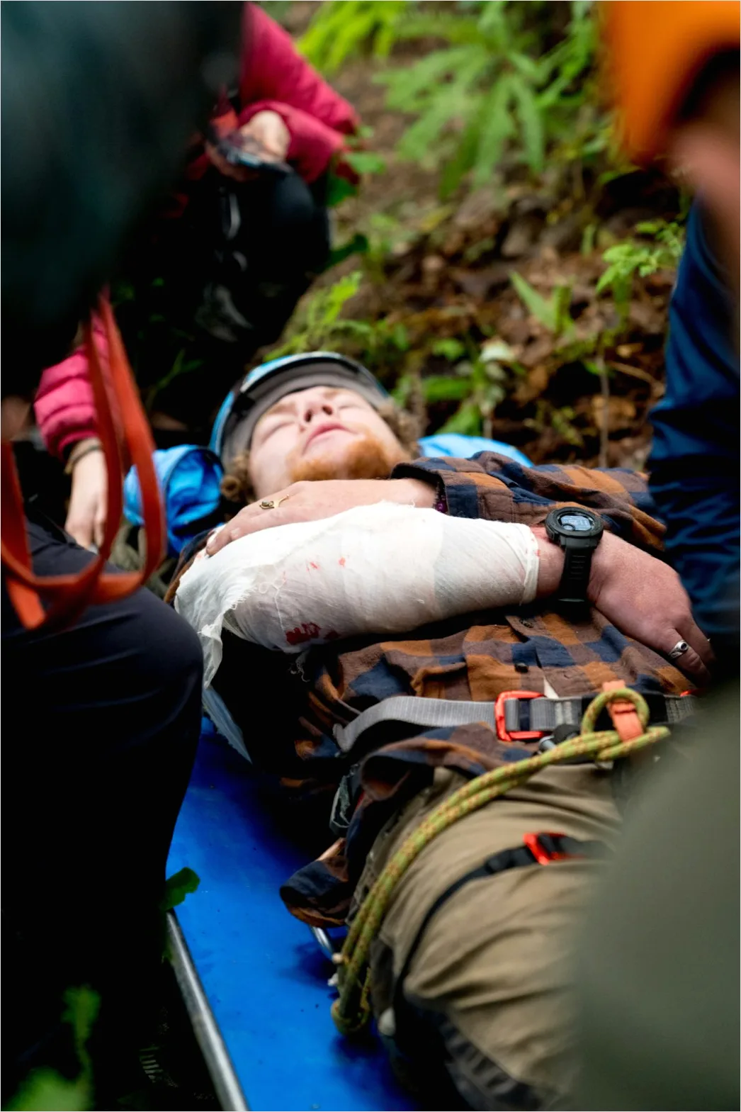 Detail Paramedic Providing First Aid Emergency Number 11