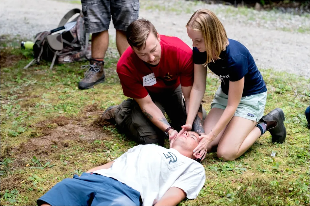 Detail Paramedic Providing First Aid Emergency Number 8