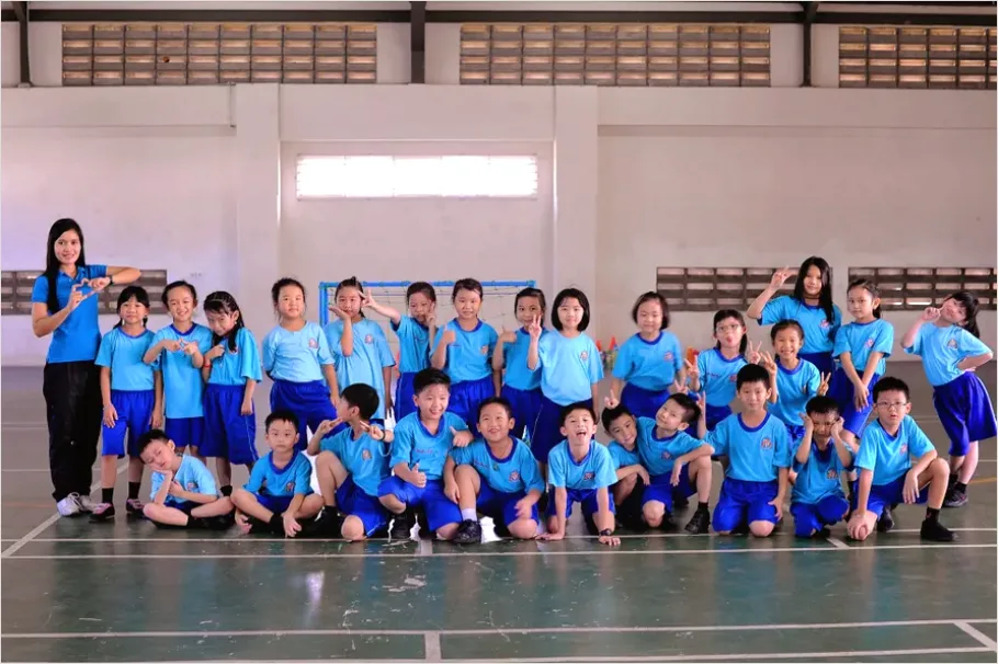 Detail School Gym Class Photo Number 2