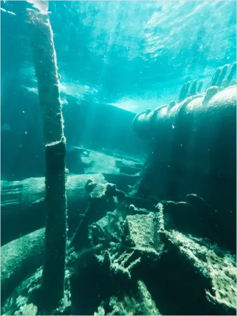 Detail Shipwreck Interior Underwater Photo Number 2
