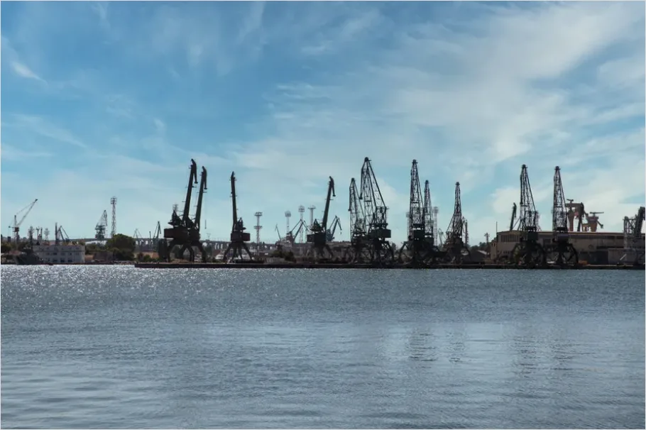 Detail Shipyard Cranes Industrial Skyline Photo Number 2