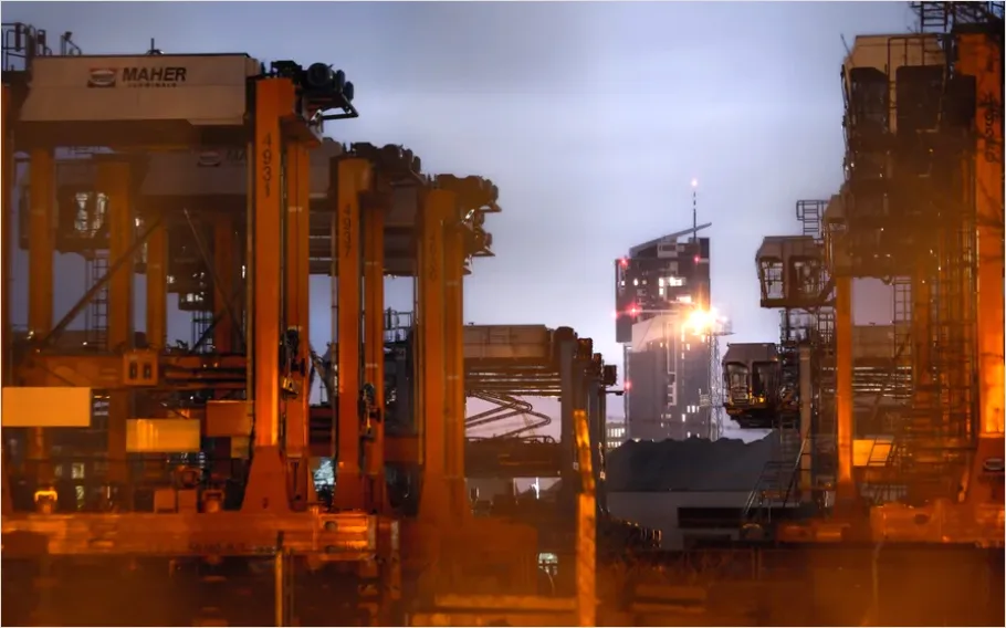 Detail Shipyard Cranes Industrial Skyline Photo Number 4