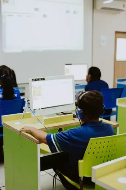 Detail Student Using Assistive Technology Photo Number 4