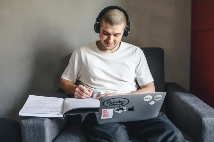 Detail Student Wearing Headphones Studying Photo Number 11