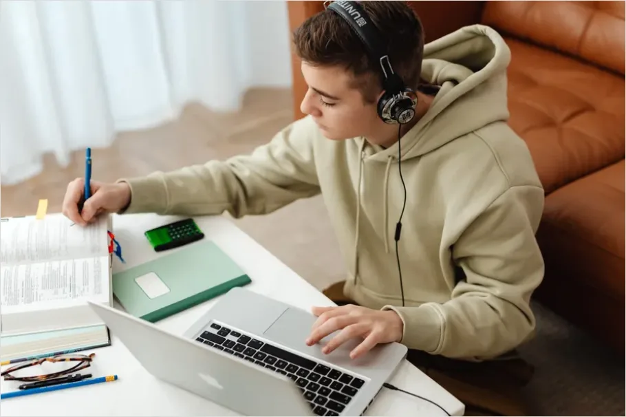 Detail Student Wearing Headphones Studying Photo Number 6