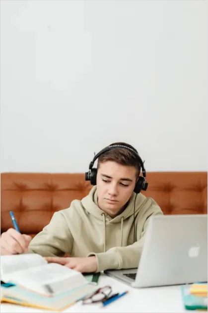 Detail Student Wearing Headphones Studying Photo Number 8