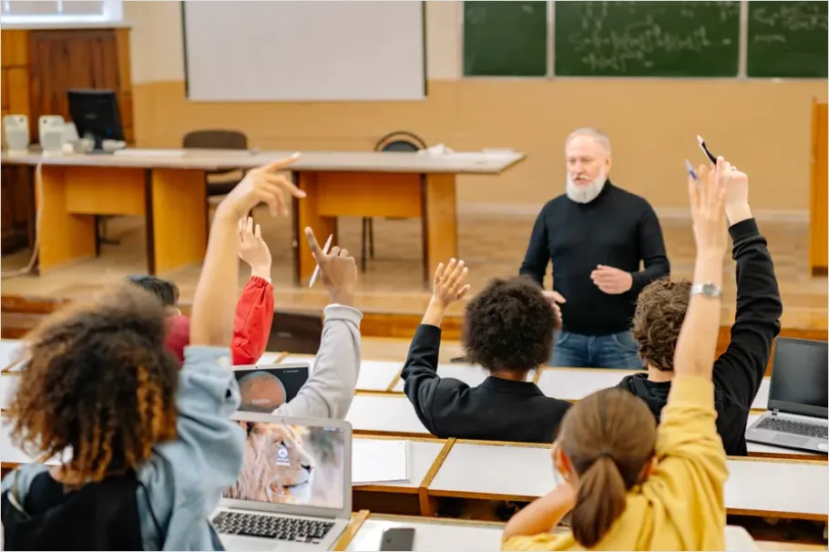Detail Students Raising Hands Classroom Photo Number 2