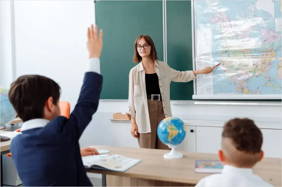 Detail Students Raising Hands Classroom Photo Number 13