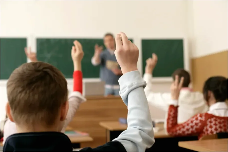 Detail Students Raising Hands Classroom Photo Number 3
