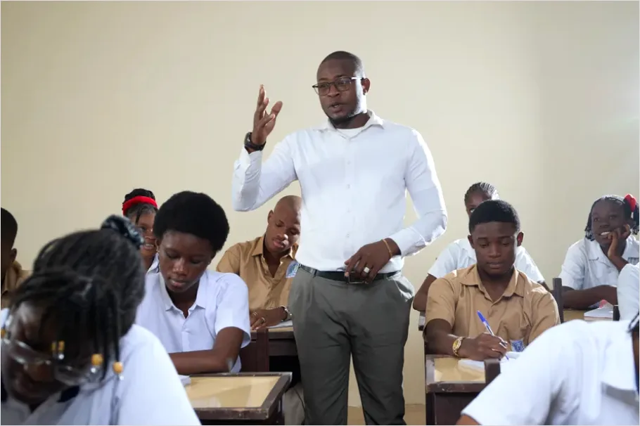 Detail Teacher Teaching In Classroom Photo Number 11