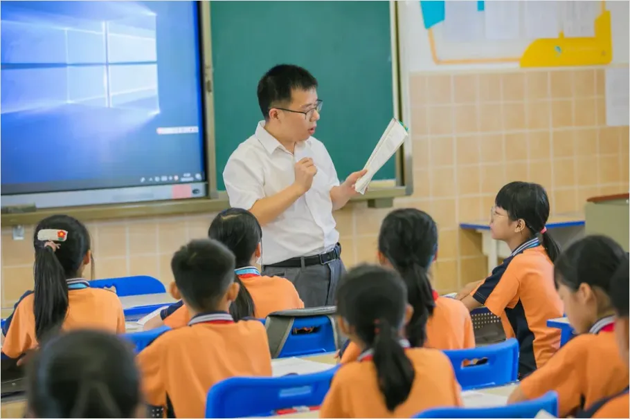 Detail Teacher Teaching In Classroom Photo Number 14