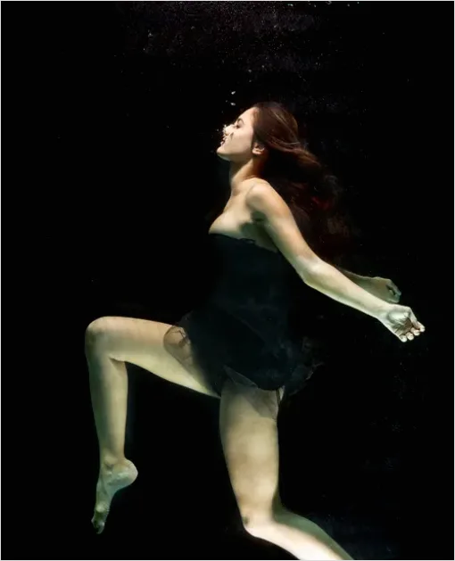 Detail Underwater Ballet Dance Photo Number 4