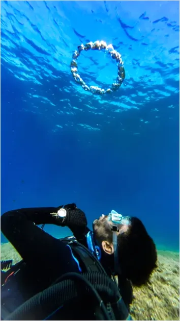 Detail Underwater Bubbles From Diver Photo Number 8