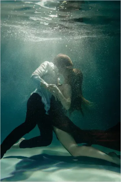 Detail Underwater Couple Portrait Photo Number 2