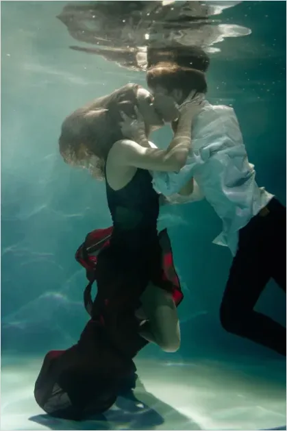 Detail Underwater Couple Portrait Photo Number 11