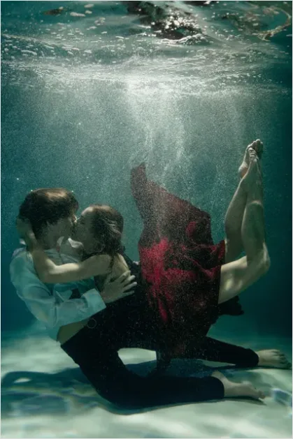 Detail Underwater Couple Portrait Photo Number 12