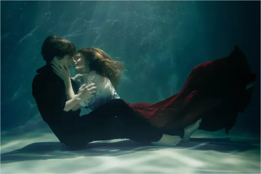 Detail Underwater Couple Portrait Photo Number 13