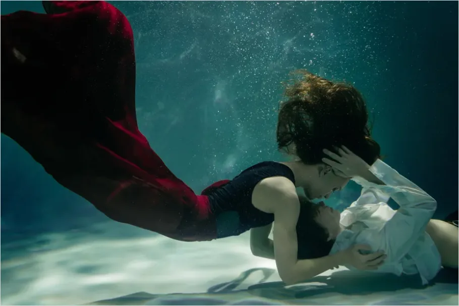 Detail Underwater Couple Portrait Photo Number 14