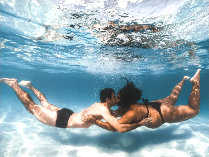 Detail Underwater Couple Portrait Photo Number 15