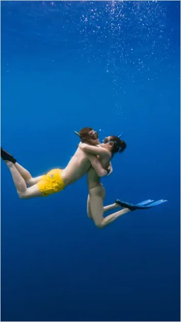 Detail Underwater Couple Portrait Photo Number 16