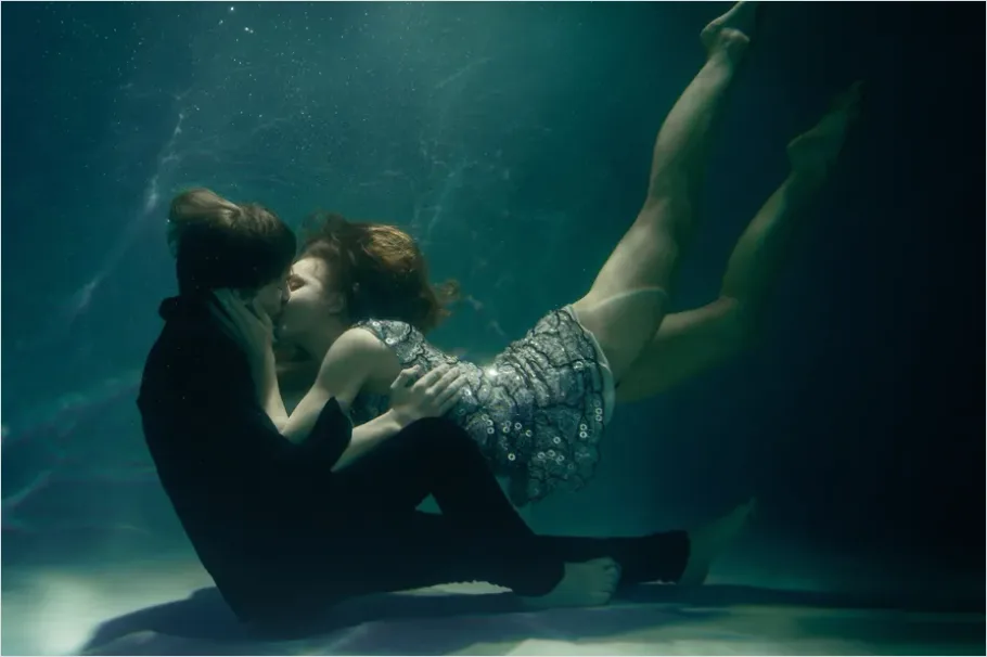 Detail Underwater Couple Portrait Photo Number 4