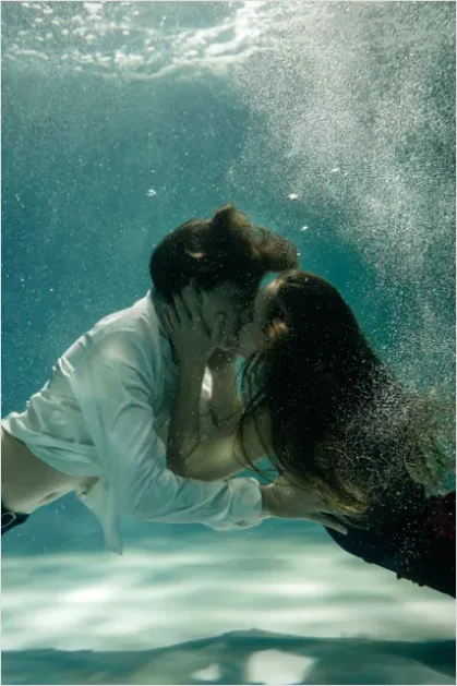 Detail Underwater Couple Portrait Photo Number 5