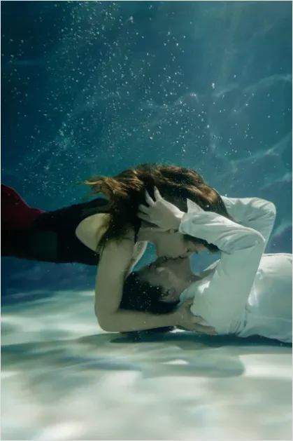 Detail Underwater Couple Portrait Photo Number 7