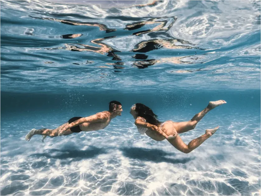 Detail Underwater Couple Portrait Photo Number 8