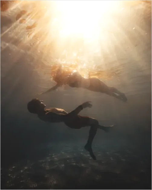 Detail Underwater Couple Portrait Photo Number 9