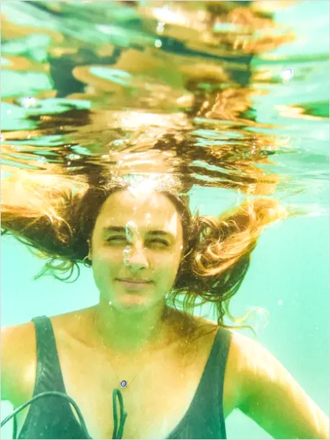 Detail Underwater Hair Floating Portrait Number 11