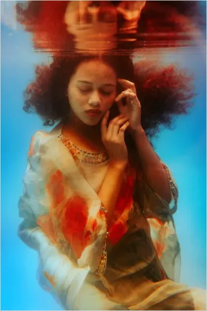 Detail Underwater Hair Floating Portrait Number 4