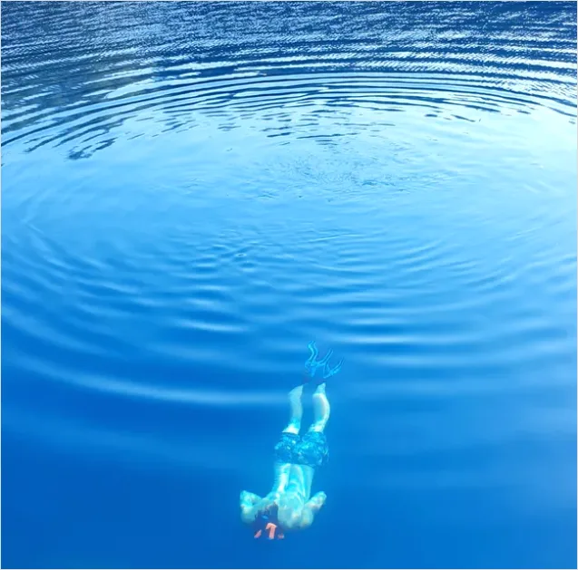 Detail Underwater Lake Snorkeling Photo Number 3