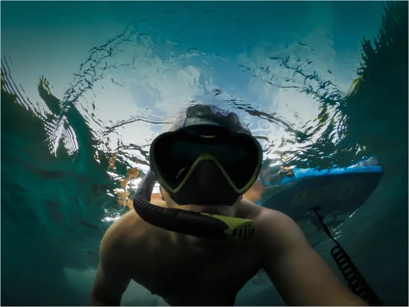 Detail Underwater Lake Snorkeling Photo Number 4