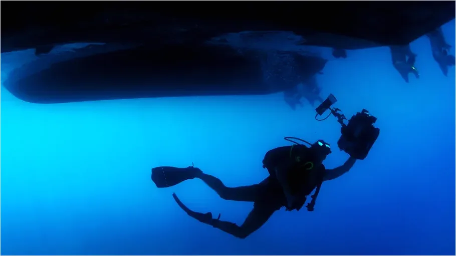 Detail Underwater Photographer With Camera Photo Number 6