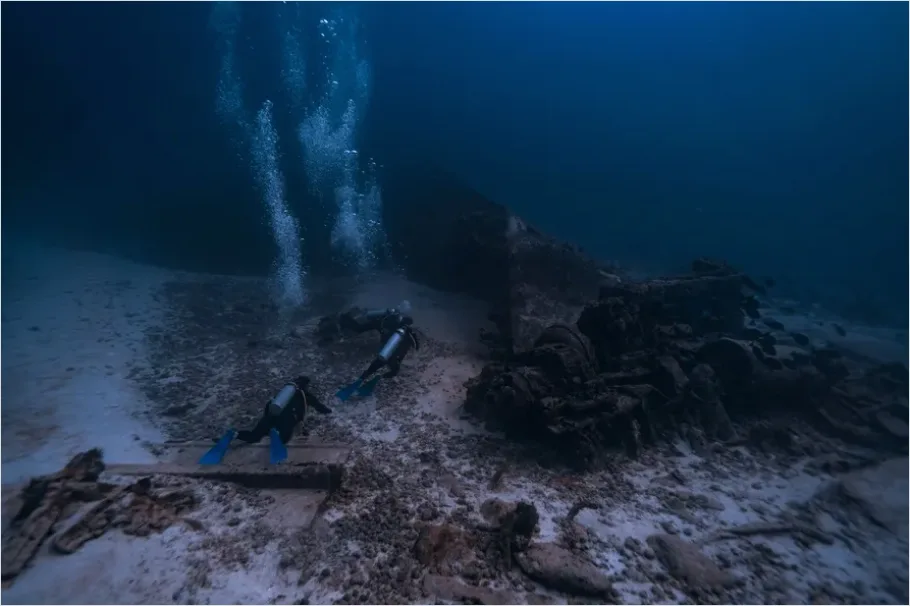 Detail Underwater Plane Wreck Photo Number 11