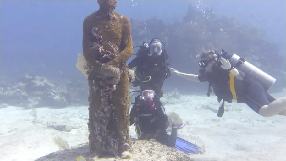 Detail Underwater Statue Reef Photo Number 10