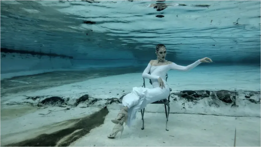 Detail Underwater Wedding Dress Photo Number 2