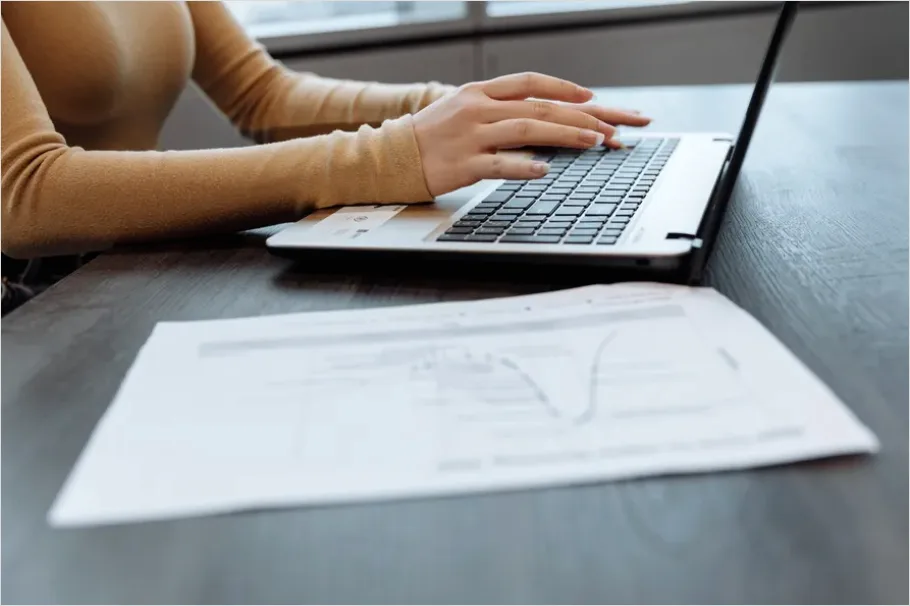 Detail Businesswoman Working On Laptop Office Photo Number 2